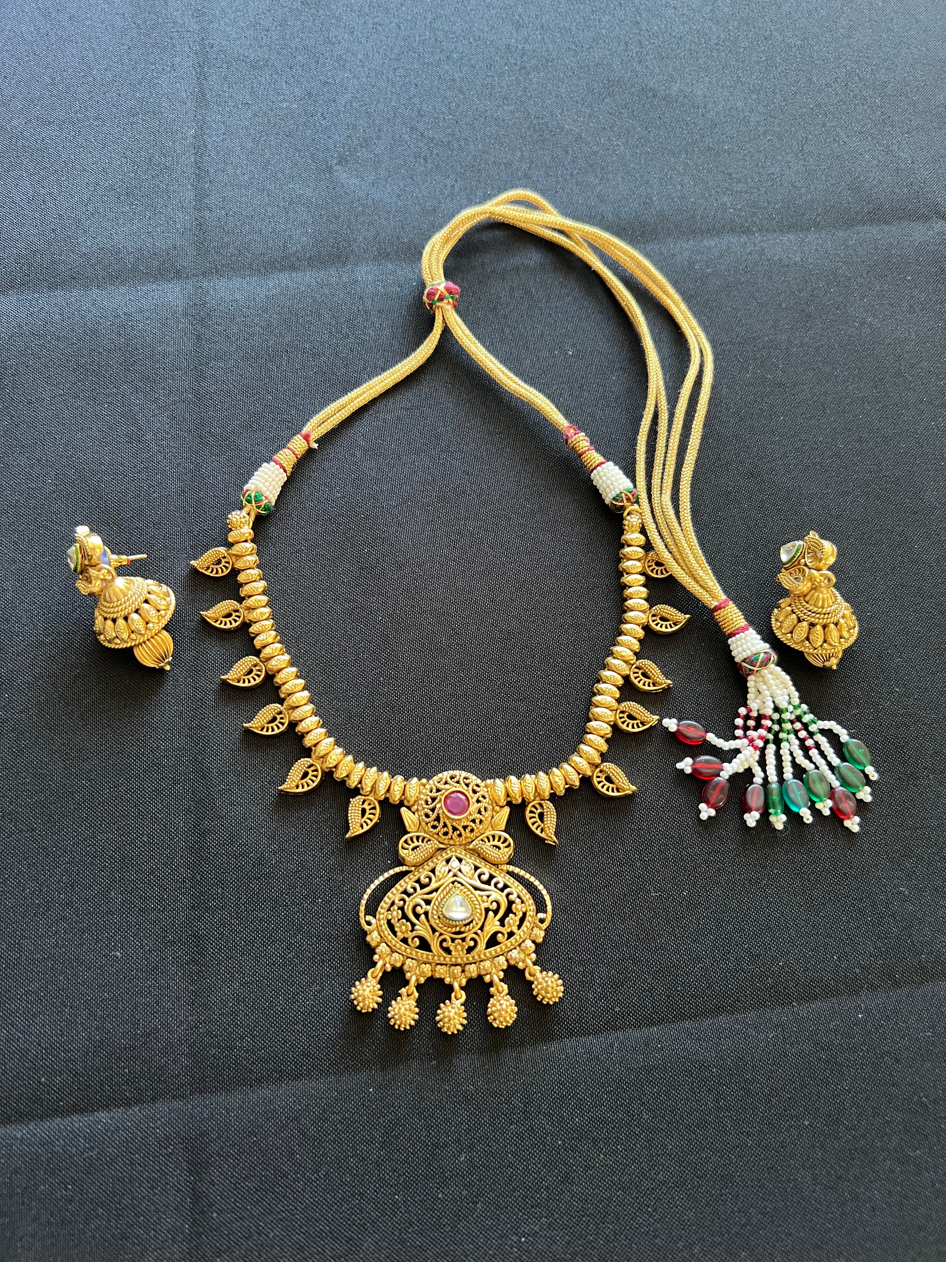 "Regal Indian-Inspired Necklace: Exquisite Elegance with Cultural Charm"