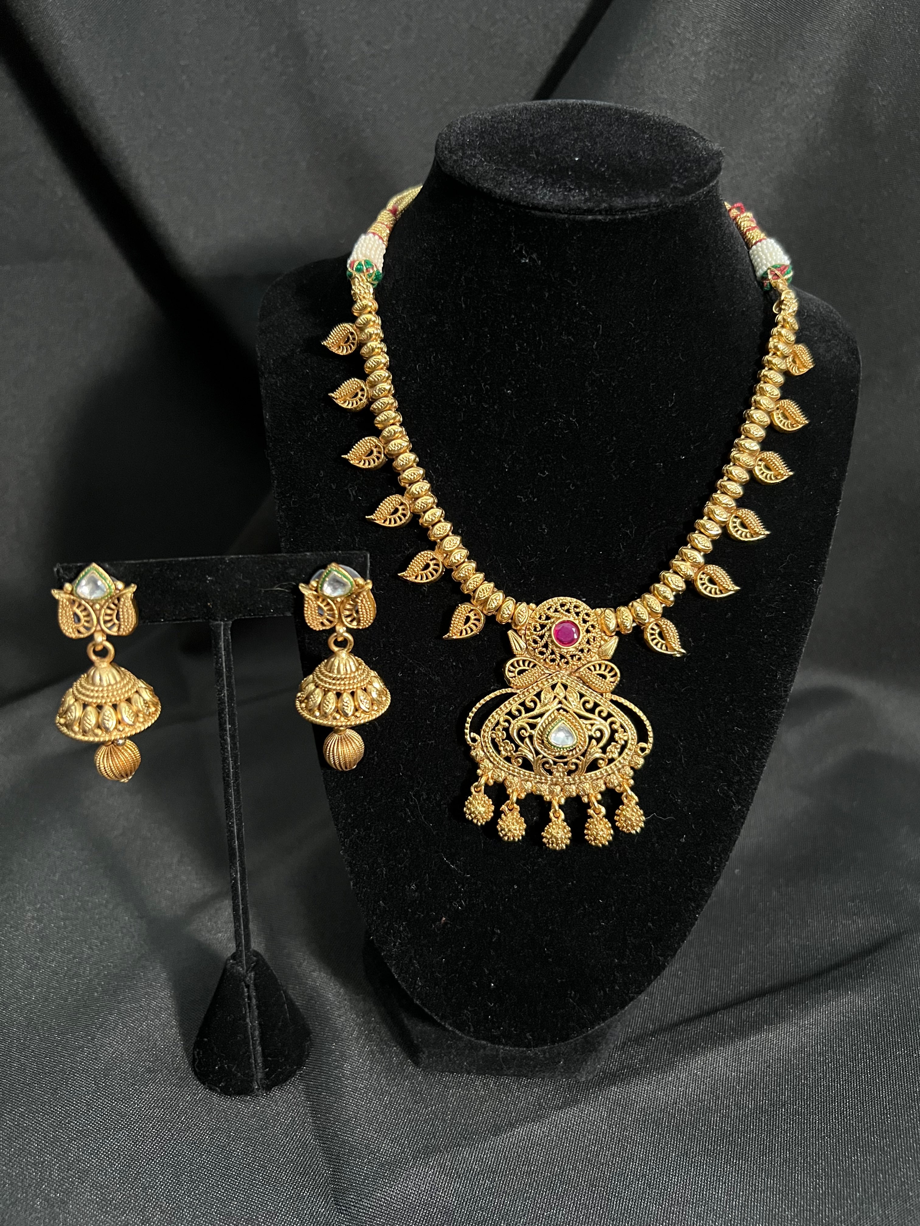 "Regal Indian-Inspired Necklace: Exquisite Elegance with Cultural Charm"